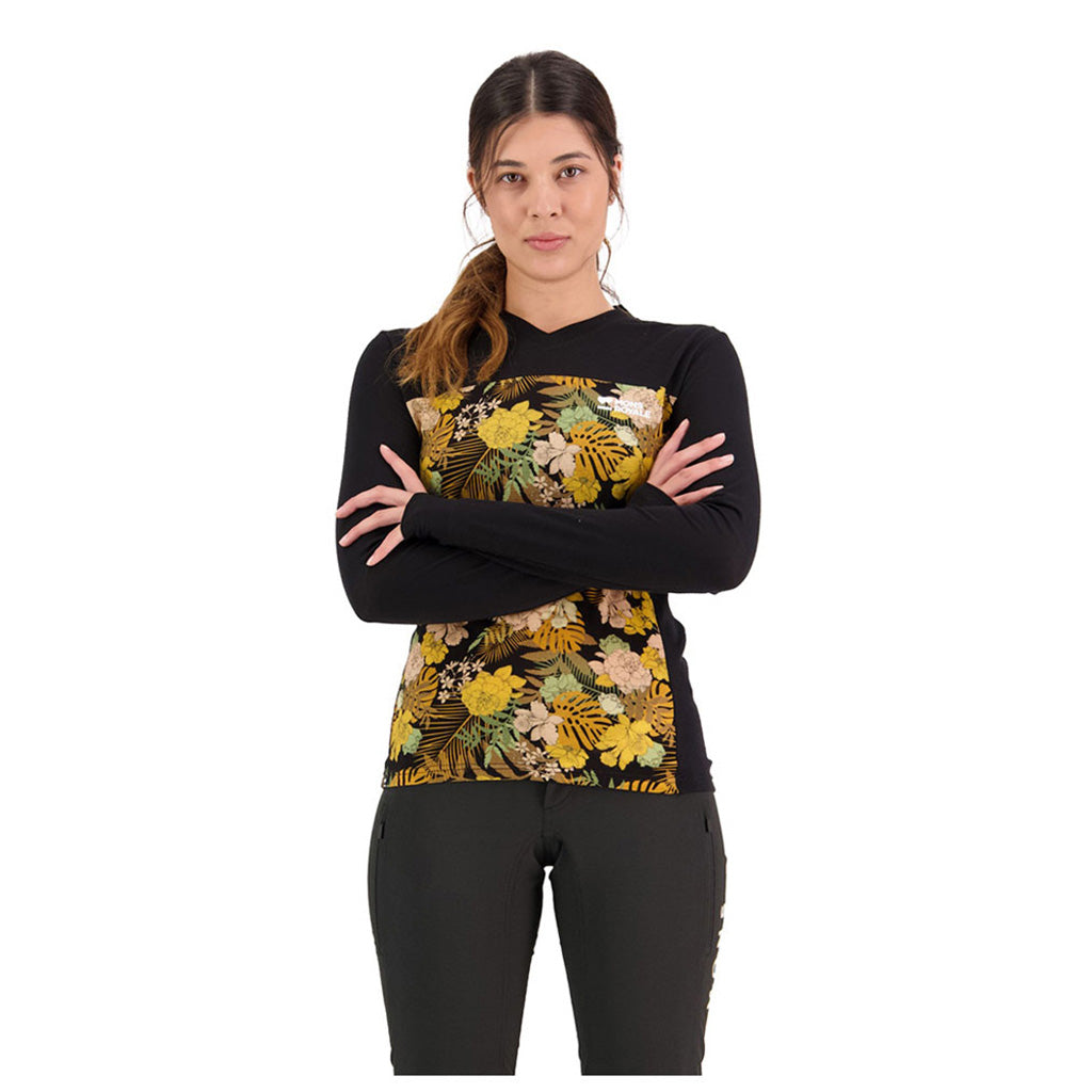 En Langærmet T-shirt, rødwood Enduro VLS i farven Floral Camo set forfra på model