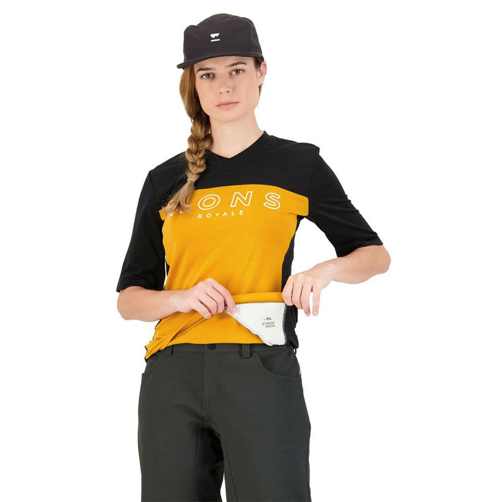 En T-Shirt, rødwood Enduro VT i farven sort / Gold set forfra på model