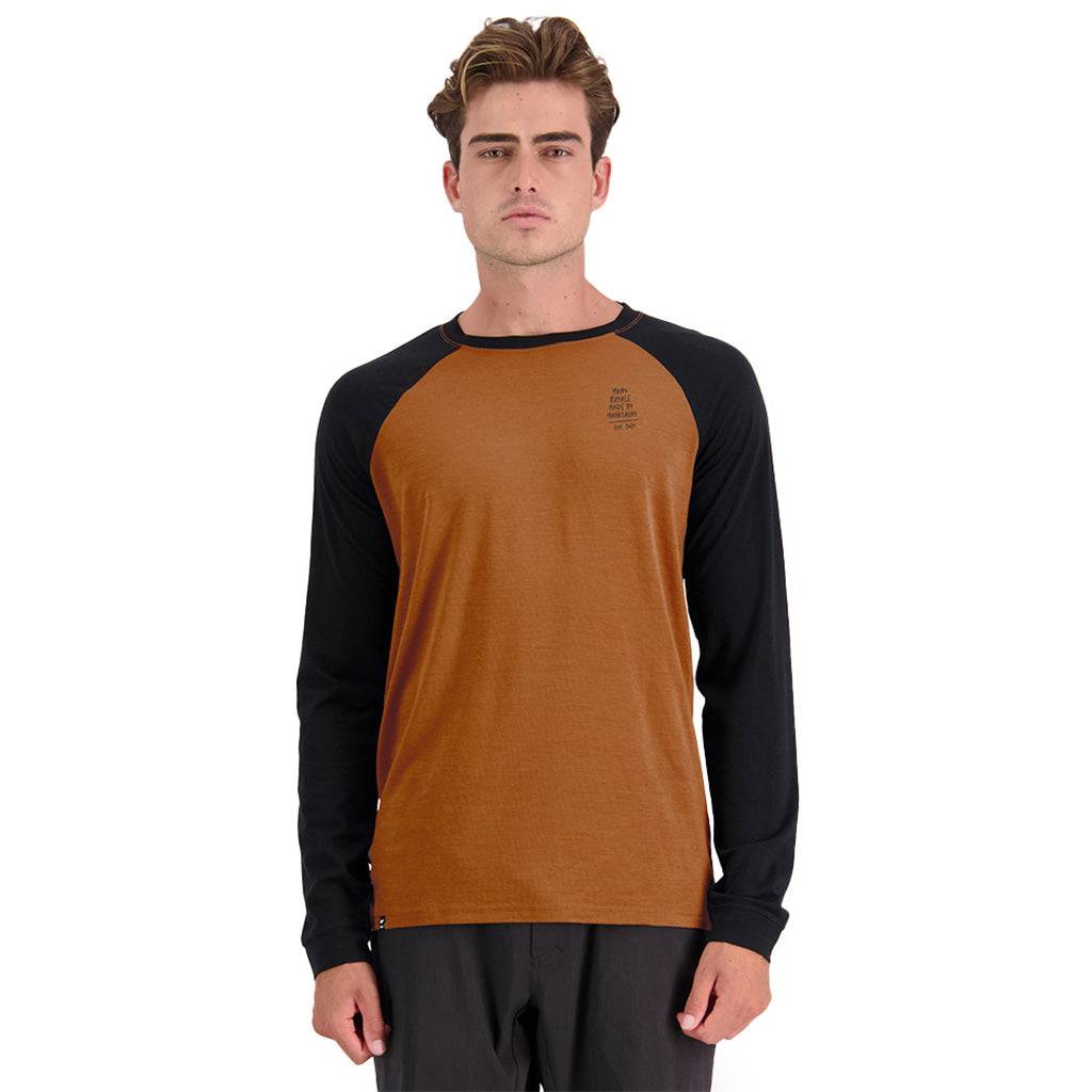 En T-Shirt, Icon Raglan i farven sort / Copper set forfra