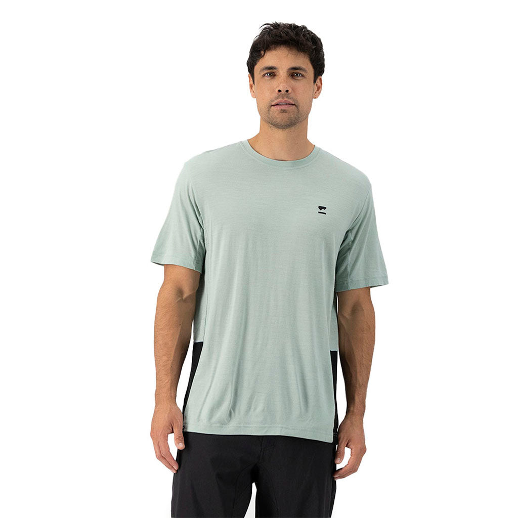 En T-Shirt, Tarn Merino Shift i farven Glacier / sort set forfra