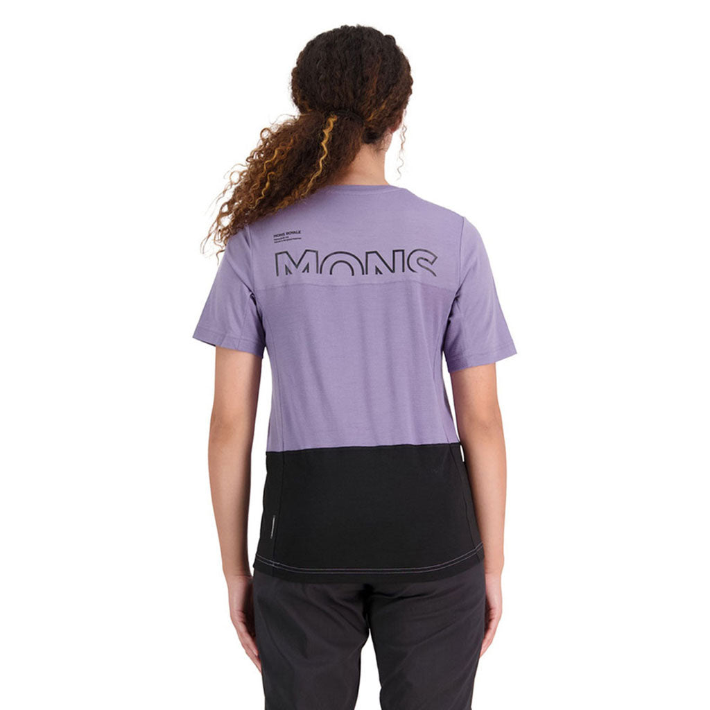 En T-Shirt, Tarn Merino Shift i farven Thistle / sort set bagfra