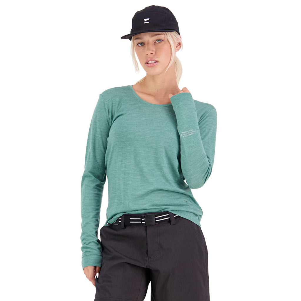 En Langærmet T-shirt, Zephyr Merino Cool LS i farven Smokey grøn set forfra på model