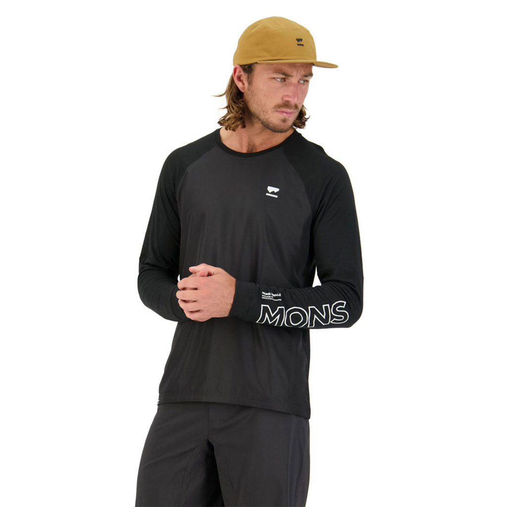 En T-Shirt, Tarn Merino Shift Wind Jersey i farven sort set forfra