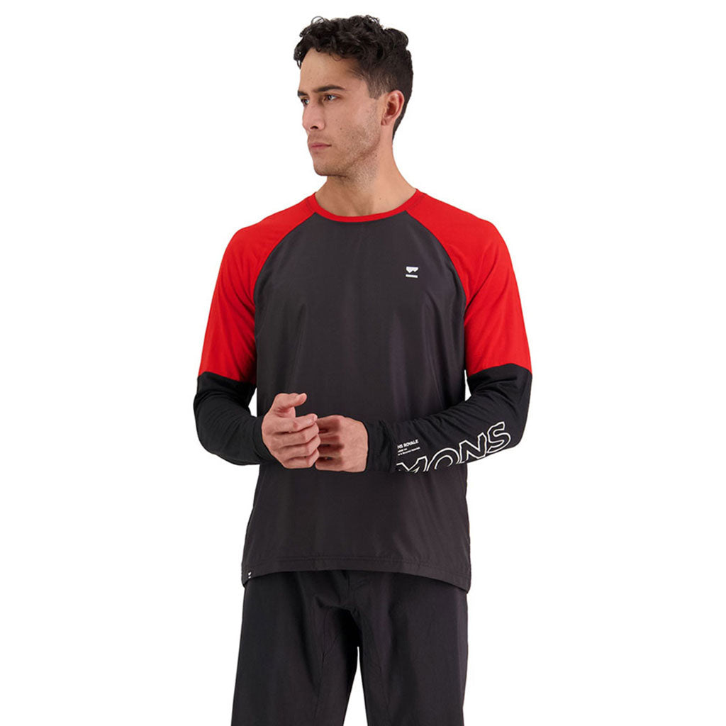 En T-Shirt, Tarn Merino Shift Wind Jersey i farven Retro rød / sort set forfra på model
