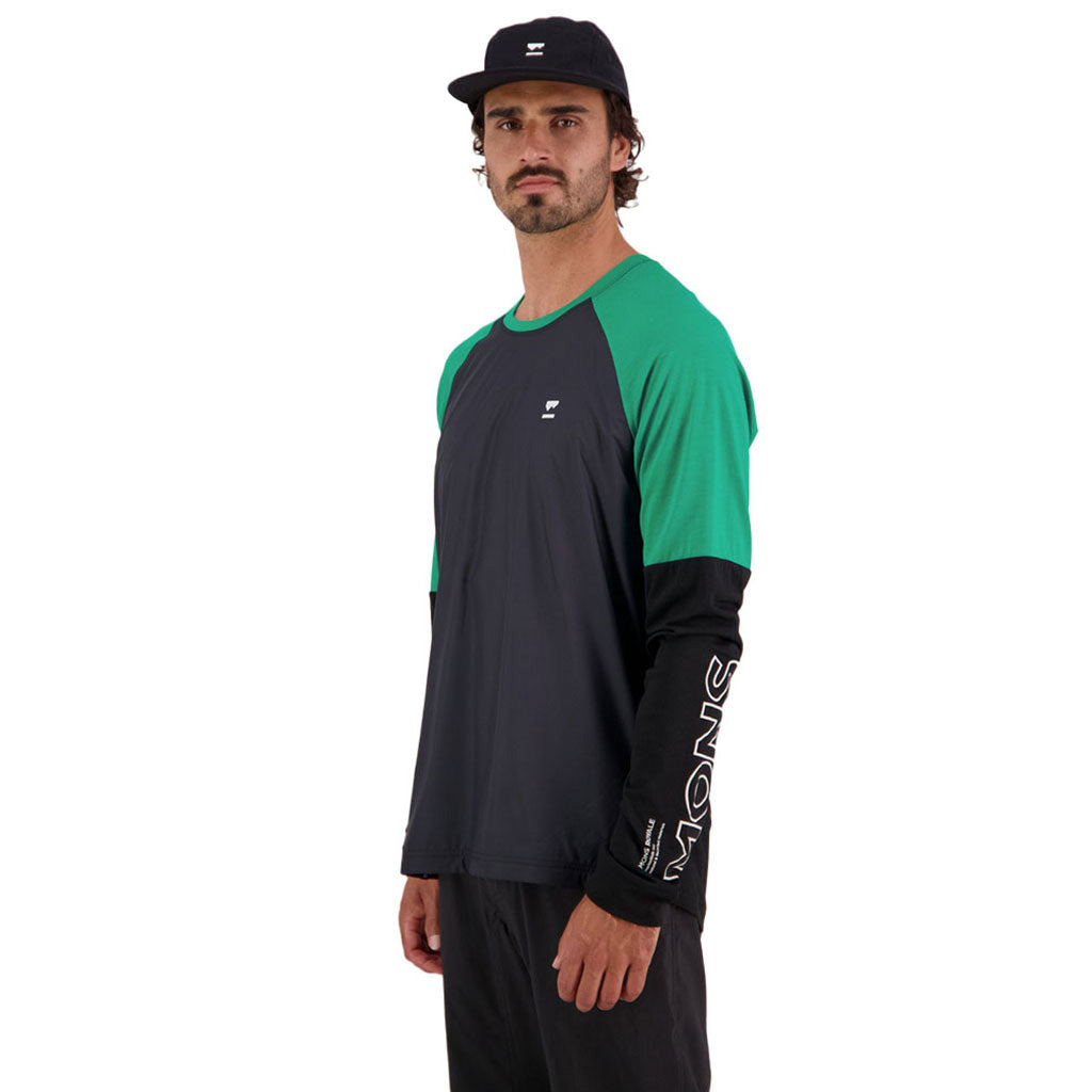 En Langærmet T-shirt, Tarn Merino Shift Wind Jersey i farven Pop grøn / sort set fra venstre side