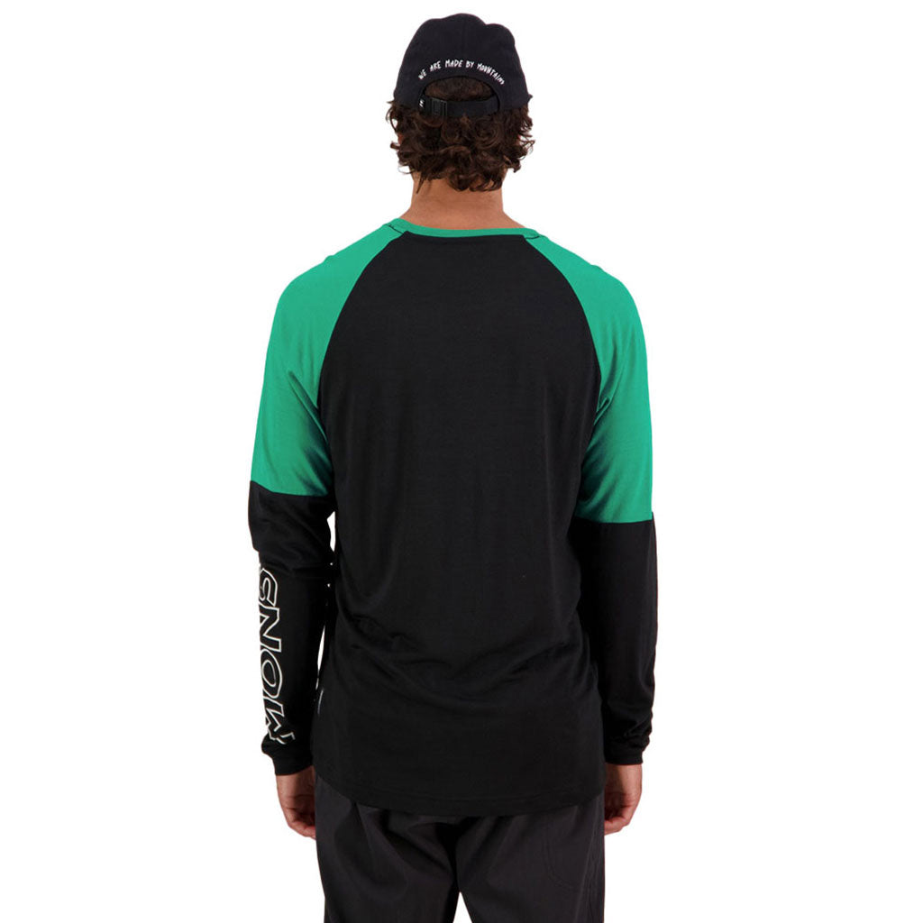 En Langærmet T-shirt, Tarn Merino Shift Wind Jersey i farven Pop grøn / sort set bagfra