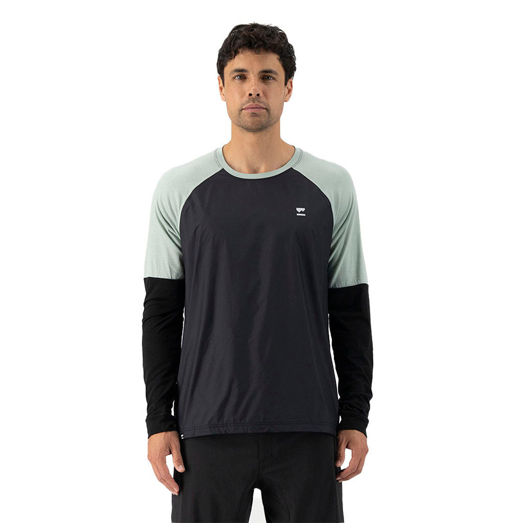 Tarn Merino Shift Wind Jersey Midlayer i farven Glacier / sort set forfra