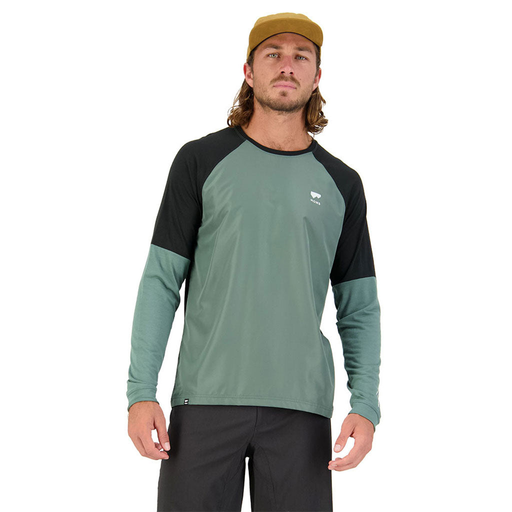 En T-Shirt, Tarn Merino Shift Wind Jersey i farven Burnt Sage / sort set forfra