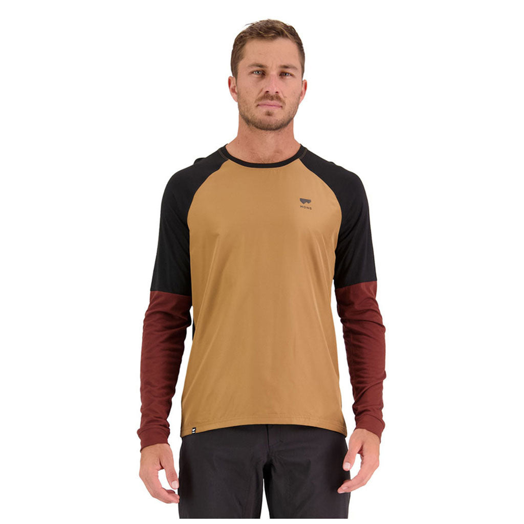 En Langærmet T-shirt, Tarn Merino Shift Wind Jersey i farven Slow Bake set forfra