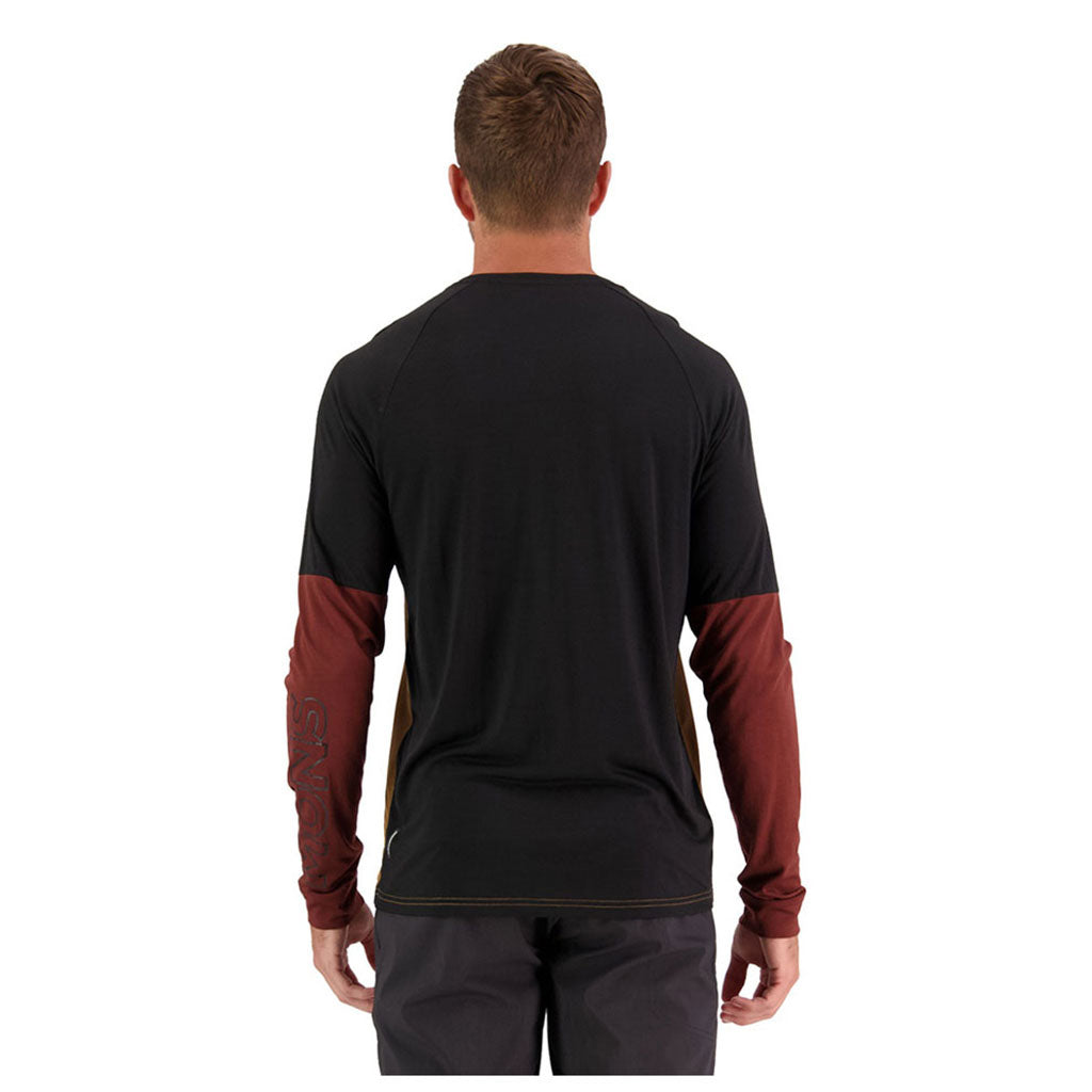 En Langærmet T-shirt, Tarn Merino Shift Wind Jersey i farven Slow Bake set bagfra
