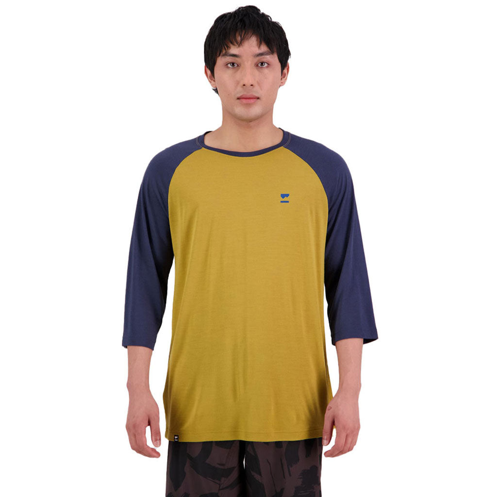 En Langærmet T-shirt, Tarn Merino Shift Raglan 3/4 i farven Cumin / Midnight set forfra