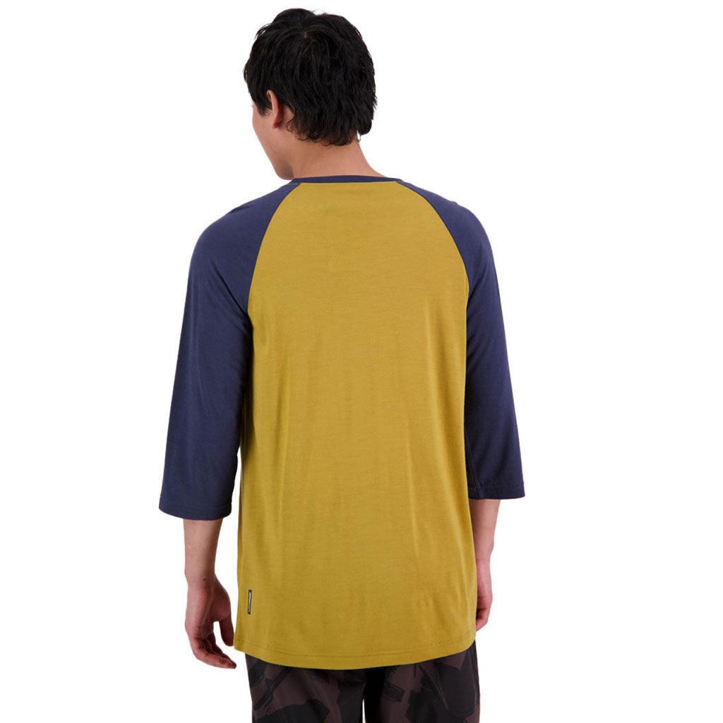 En Langærmet T-shirt, Tarn Merino Shift Raglan 3/4 i farven Cumin / Midnight set bagfra