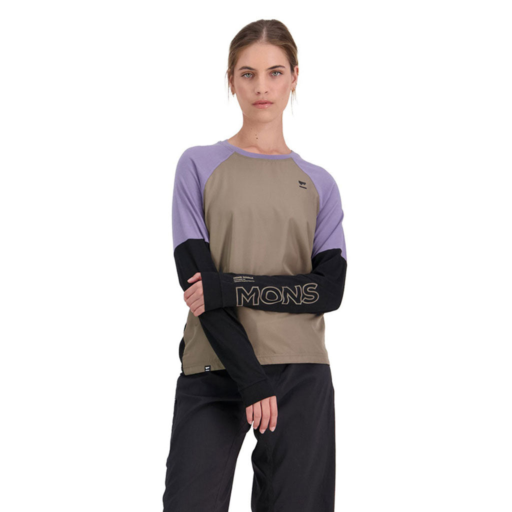 En T-Shirt, Tarn Merino Shift Wind Jersey i farven Walnut/Blk/Thistle set forfra
