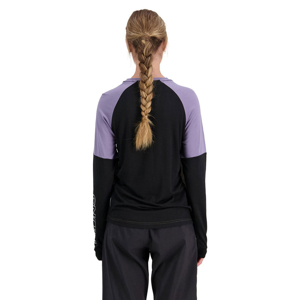 En T-Shirt, Tarn Merino Shift Wind Jersey i farven Walnut/Blk/Thistle set bagfra