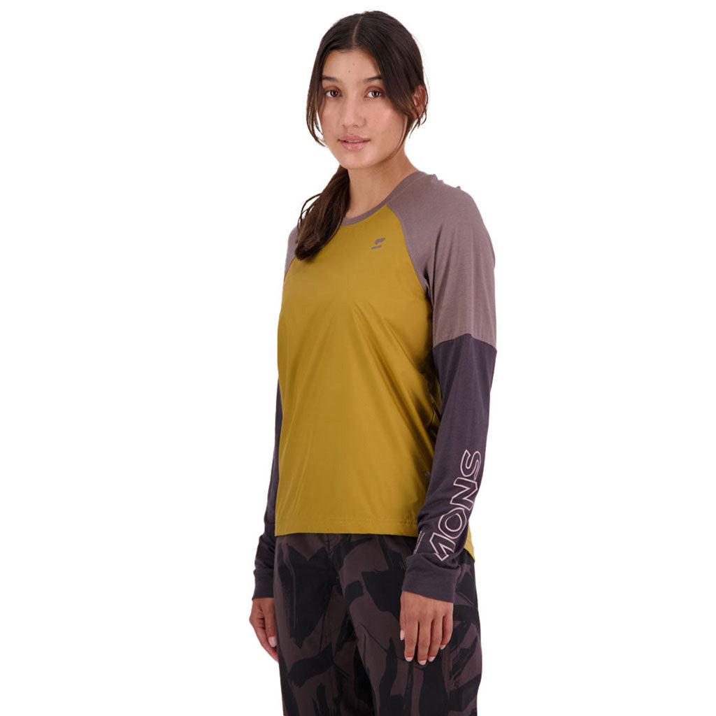 En Langærmet T-shirt, Tarn Merino Shift Wind Jersey i farven Cumin Dust set fra en skrå vinkel