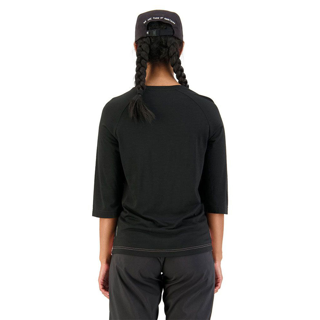 En T-Shirt, Tarn Merino Shift Raglan 3/4 i farven sort Candy set bagfra