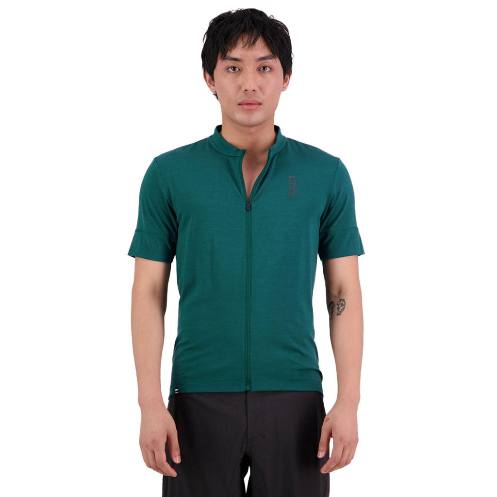 En Langærmet T-shirt, Roam Cargo Merino Shift Full Zip i farven Evergrøn set forfra