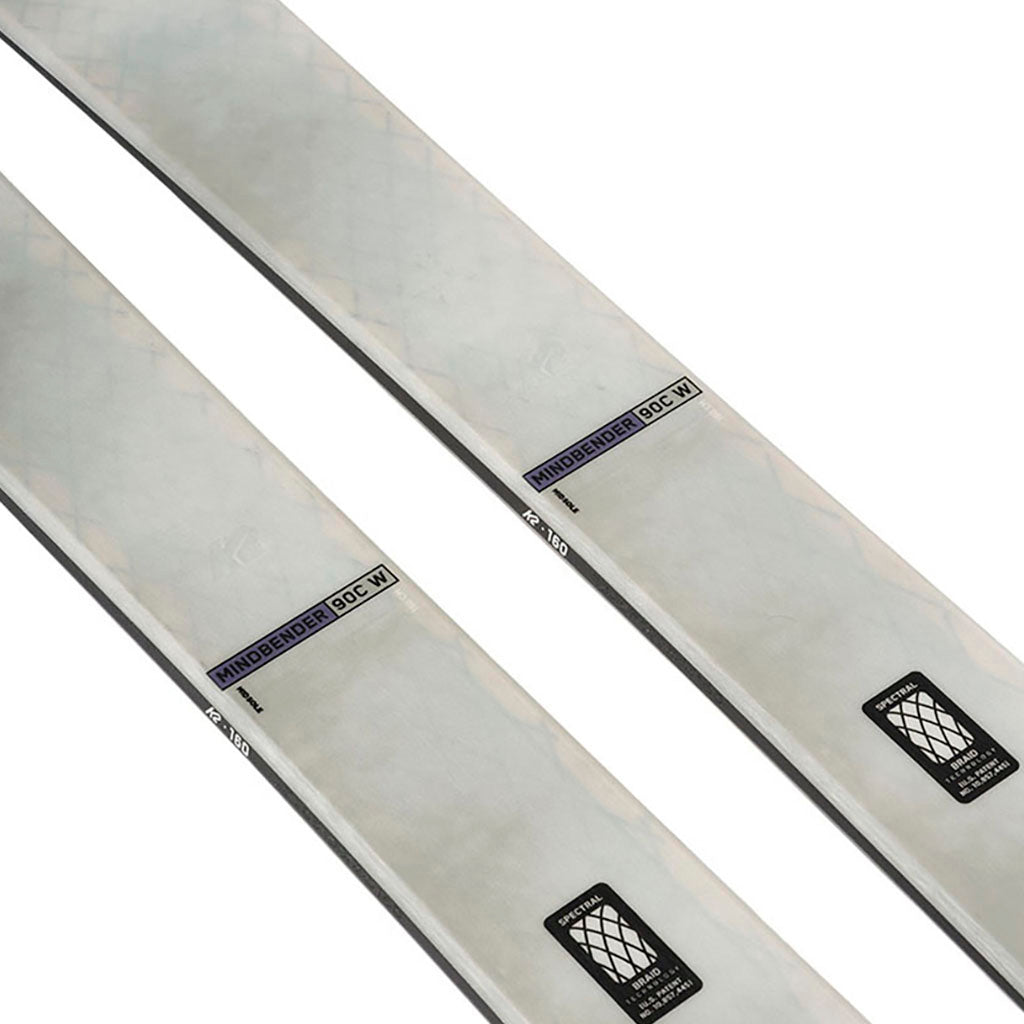 Mindbender 90C Ski set fra en skrå vinkel