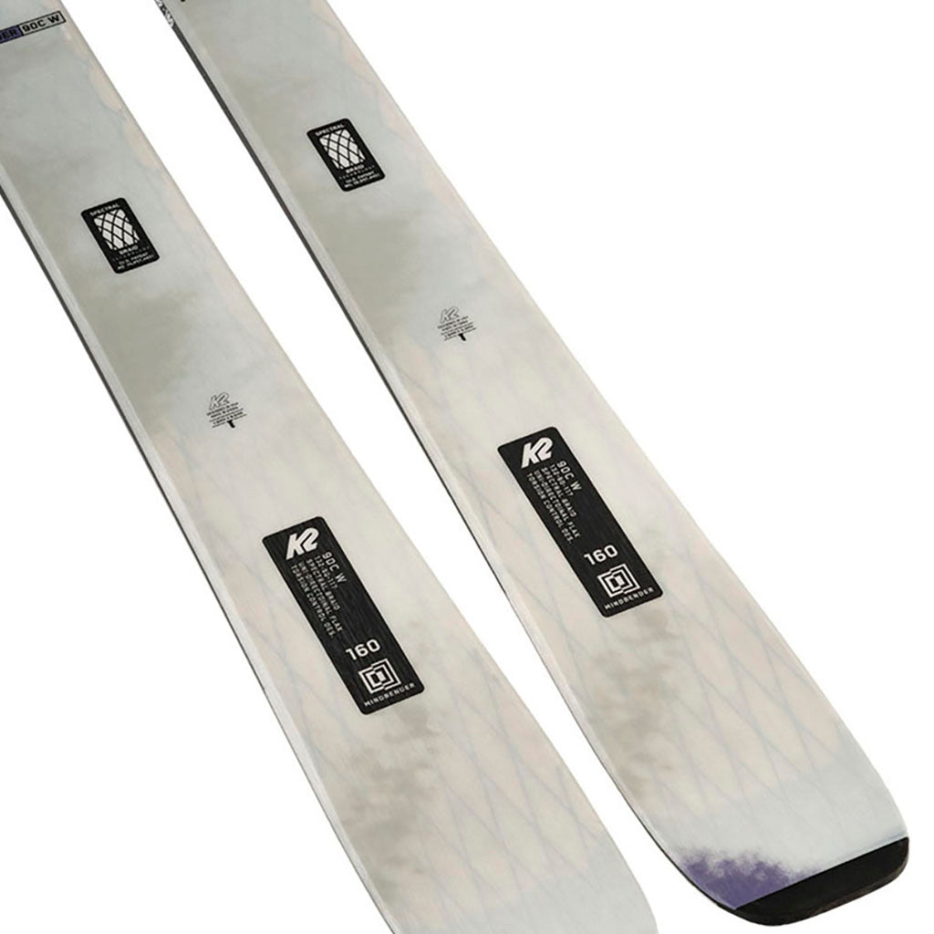 Mindbender 90C Ski set fra en skrå vinkel