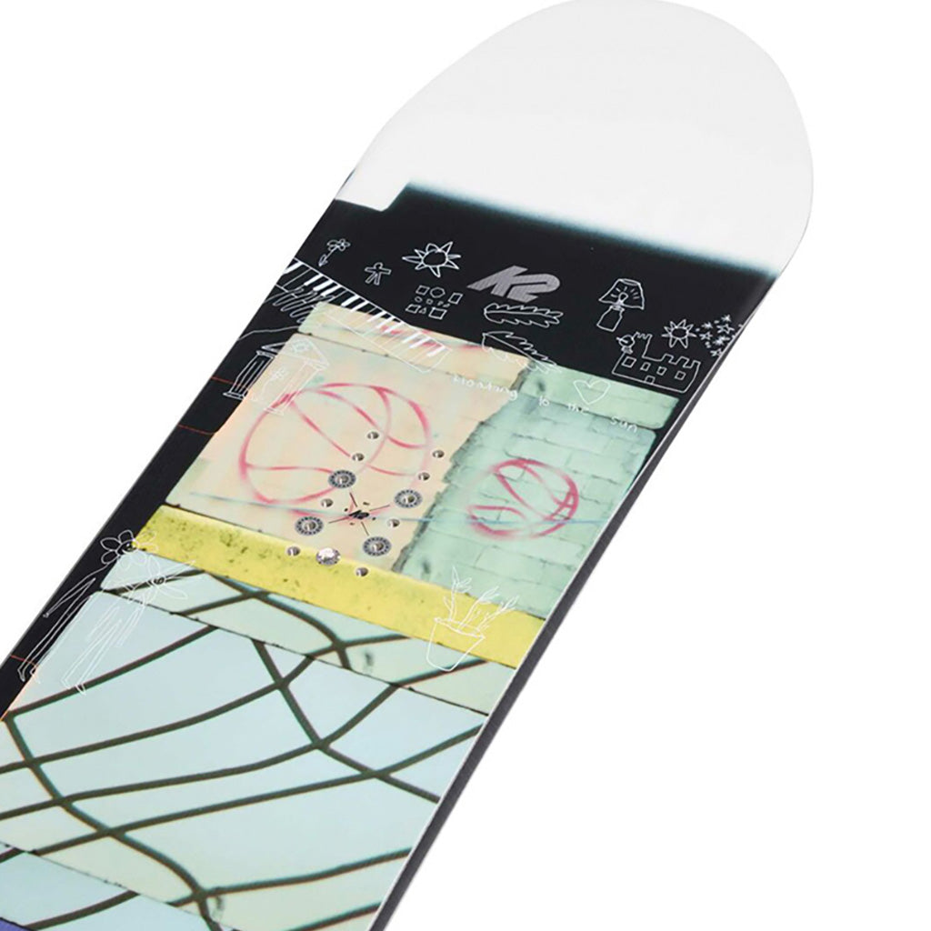Medium - Twin Camber Snowboard set fra en skrå vinkel
