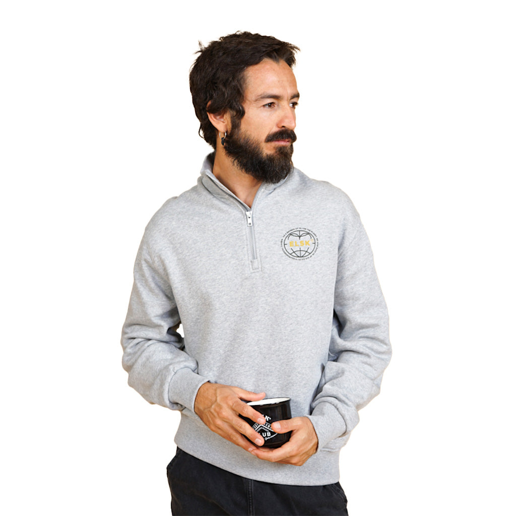 En Sweatshirt, Statement Globe CH Halfzip i farven grå set forfra med skrå vinkel