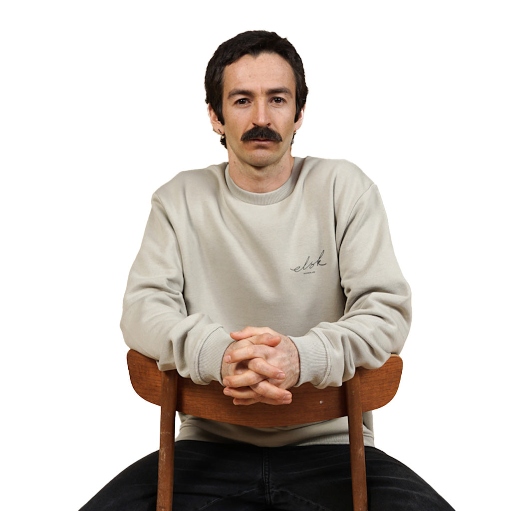 En Sweatshirt, Signed Men's Crewneck i farven SAND set forfra på model