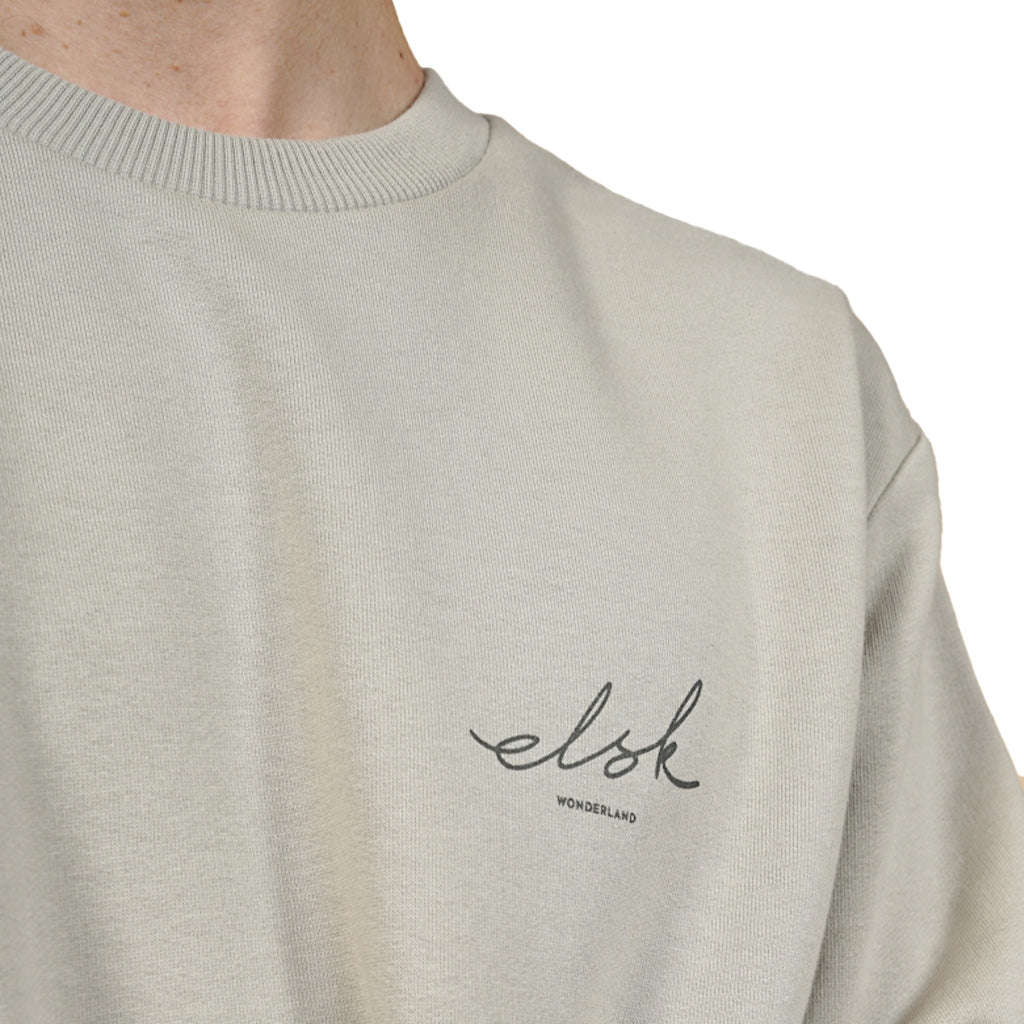 En Sweatshirt, Signed Men's Crewneck i farven SAND set forfra med skrå vinkel
