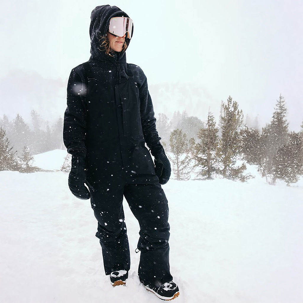 [AK] Kimmy GORE-TEX 2L Bib skibukser i farven sort set i omgivelser