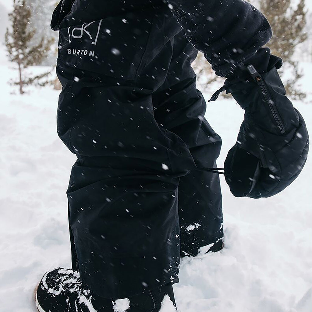 [AK] Kimmy GORE-TEX 2L Bib skibukser i farven sort nærbillede i sne