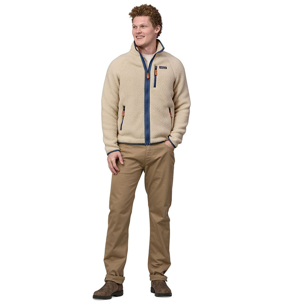 En Fleece, Retro Pile i farven Dark Natural W/Utility blå set forfra på afstand på model