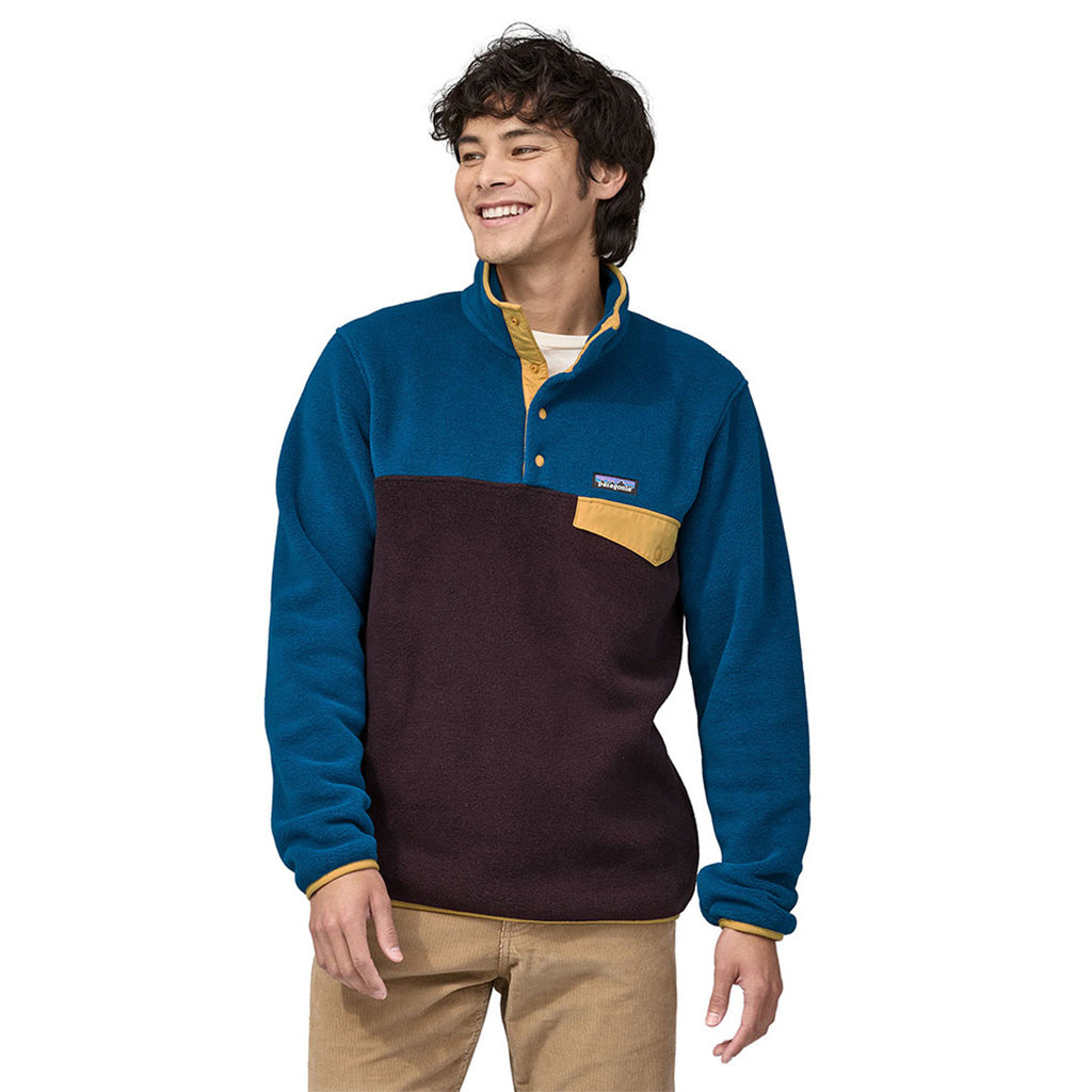 En Fleece, LW Synch Snap-T P/O i farven Obsidian Plum set forfra