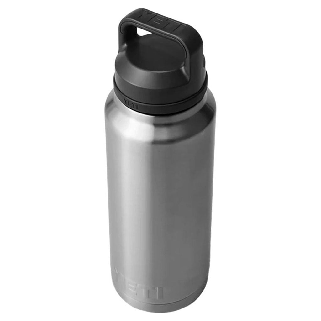 Rambler 26 Oz Bottle Chug  i farven Stainless set fra en skrå vinkel