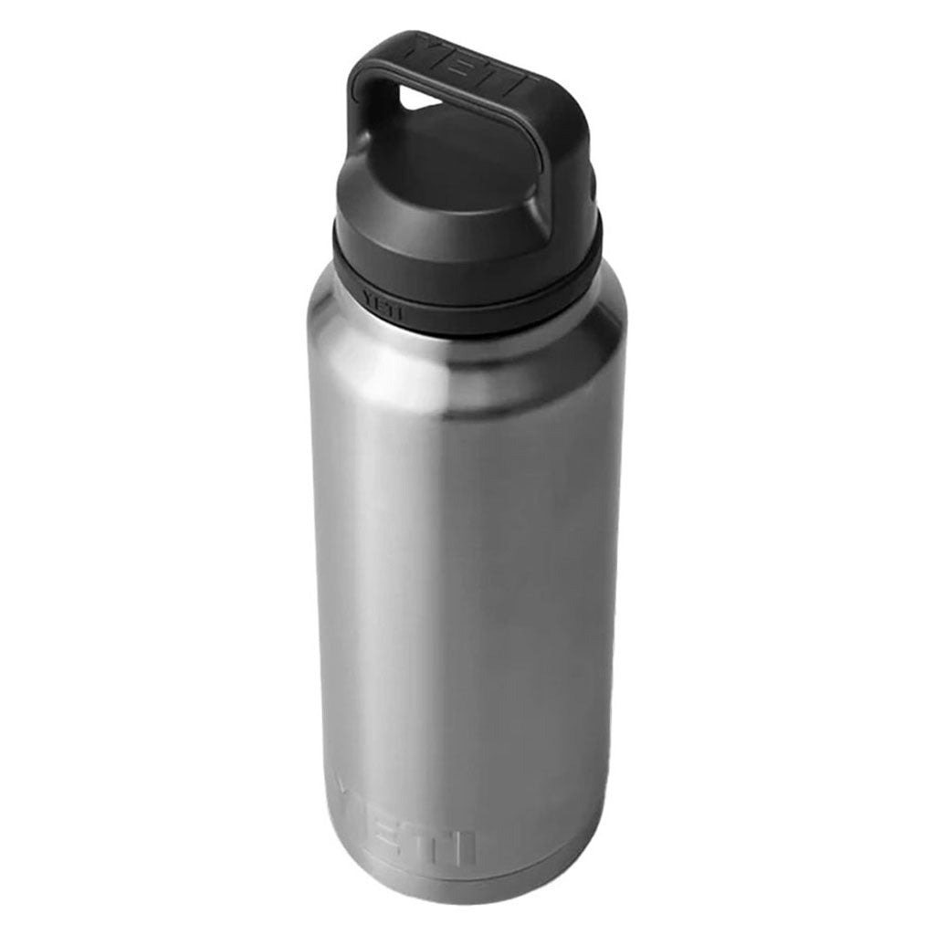 Rambler 36 Oz Bottle Chug  i farven Stainless set fra en skrå vinkel