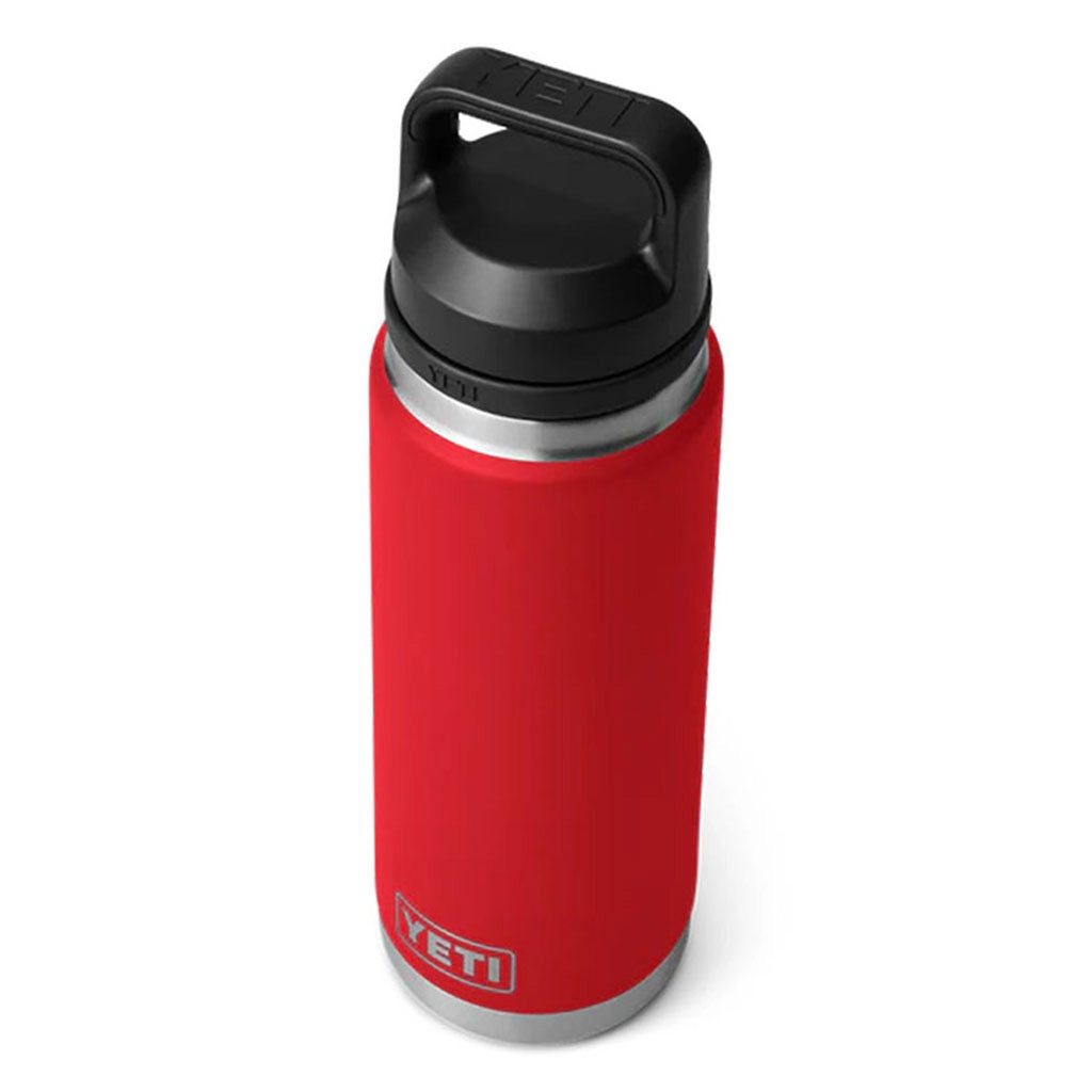 Rambler 26 Oz Bottle Chug  i farven Rescue rød set fra en skrå vinkel
