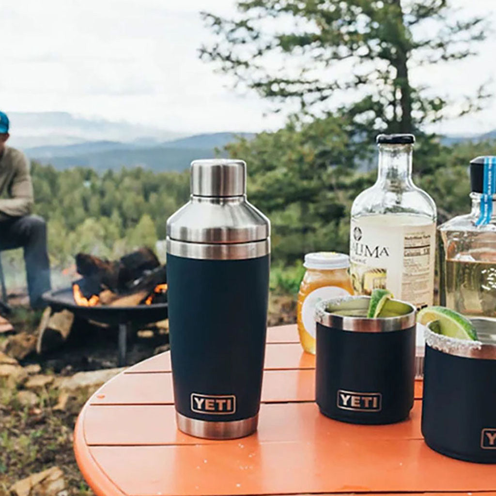 Rambler Cocktail Shaker Lid  i farven Stainless set i omgivelser