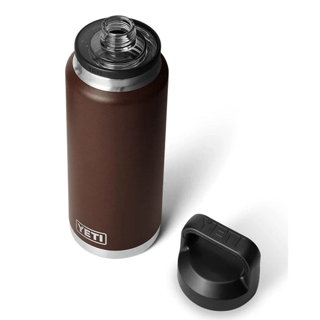 Rambler 36 Oz Bottle  i farven Wetlands brun set fra en skrå vinkel