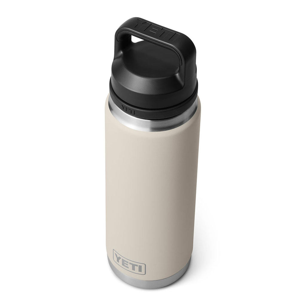 Rambler 26 Oz Bottle set fra en skrå vinkel