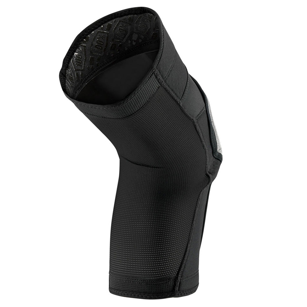 En Bike Protection, Ridecamp Knee Guards i farven sort/grå set fra en skrå vinkel