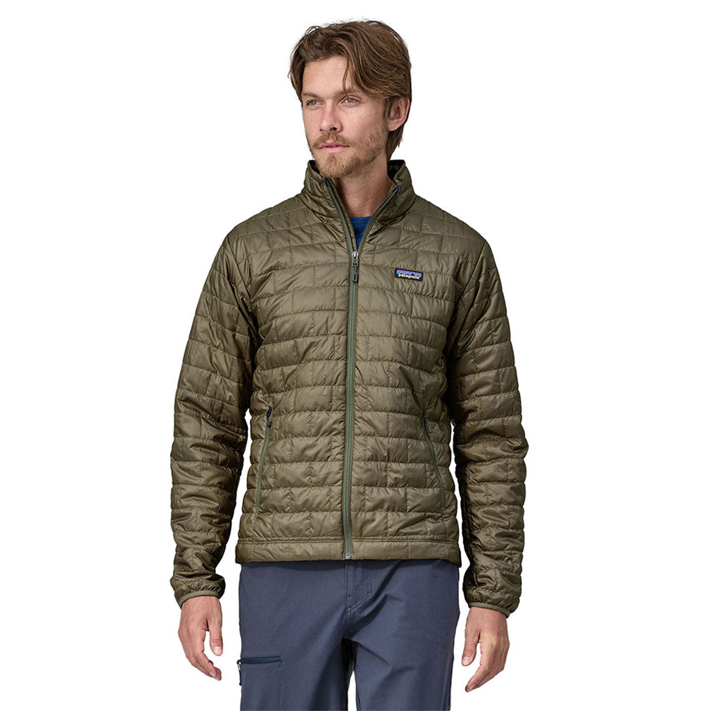 Nano Puff Midlayer i farven Sage Khaki set forfra