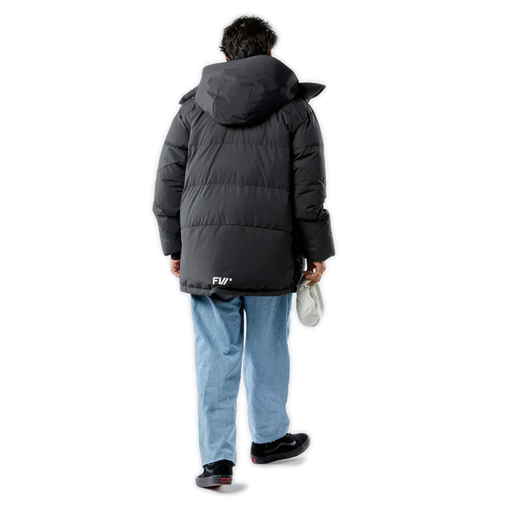 En Jakke, Root Down i farven Slate sort set bagfra