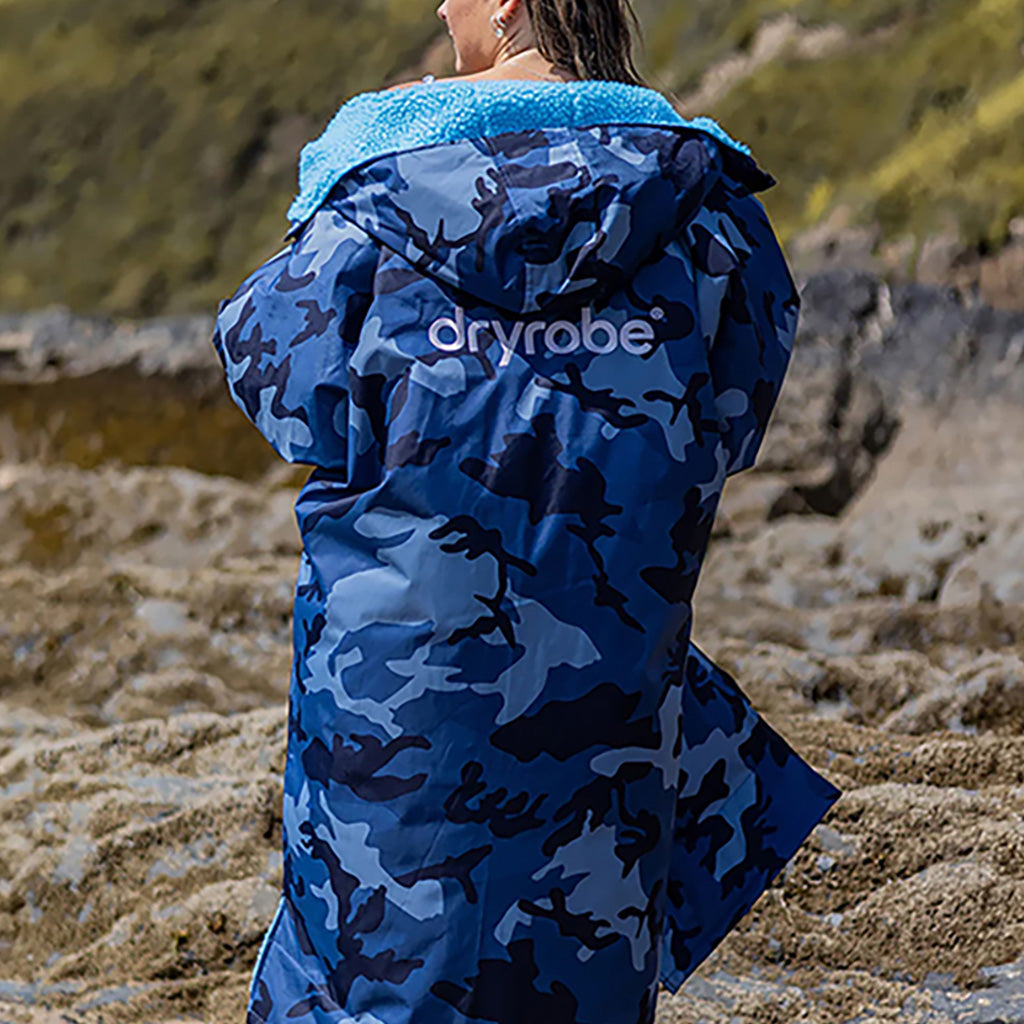 Dryrobe Advance Long Sleeve  i farven blå Camo/blå set bagfra