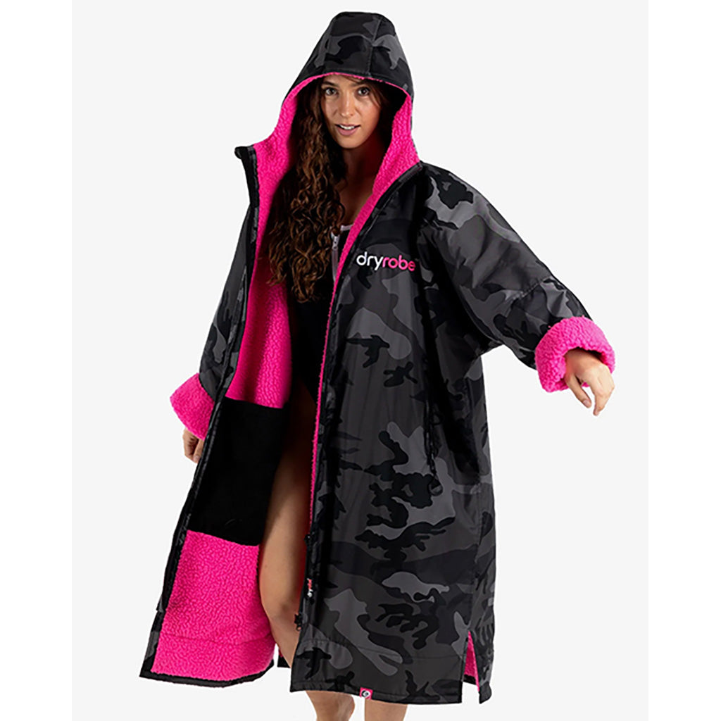 Dryrobe Advance Long Sleeve  i farven sort Camo Pink