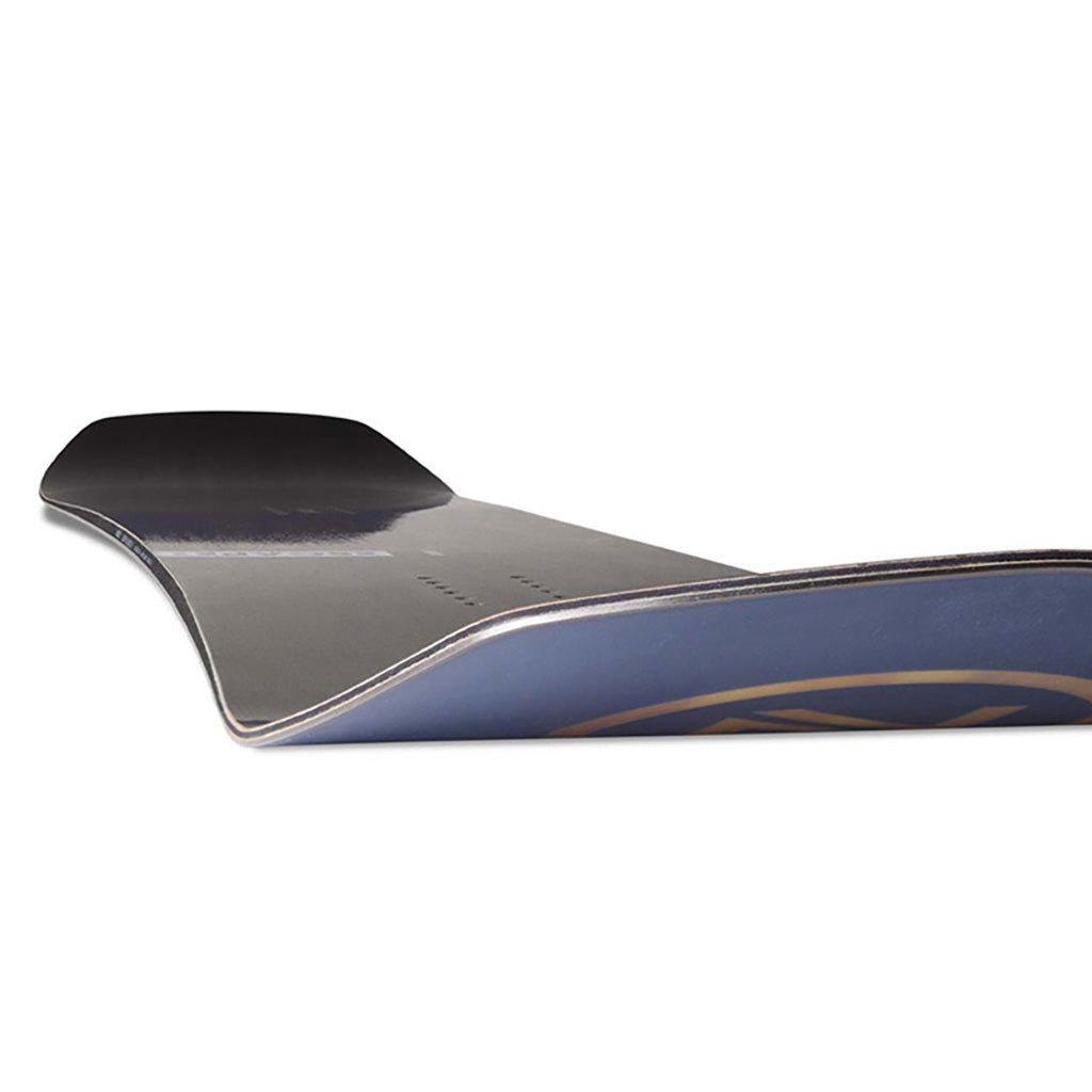 Et snowboard, Escape Plus i farven Multicolor set fra en skrå vinkel