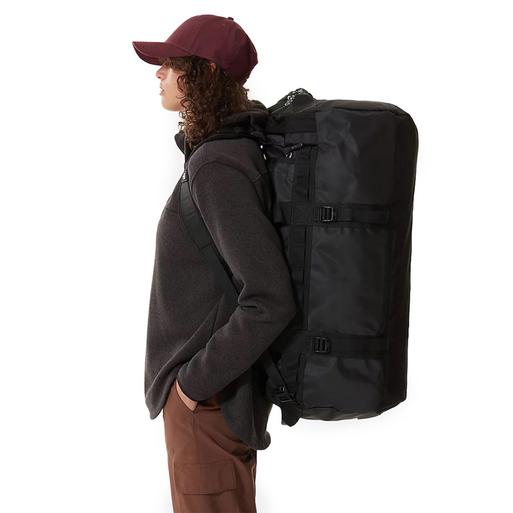 Base Camp Duffel M  i farven Tnf rød/Tnf sort set fra venstre side