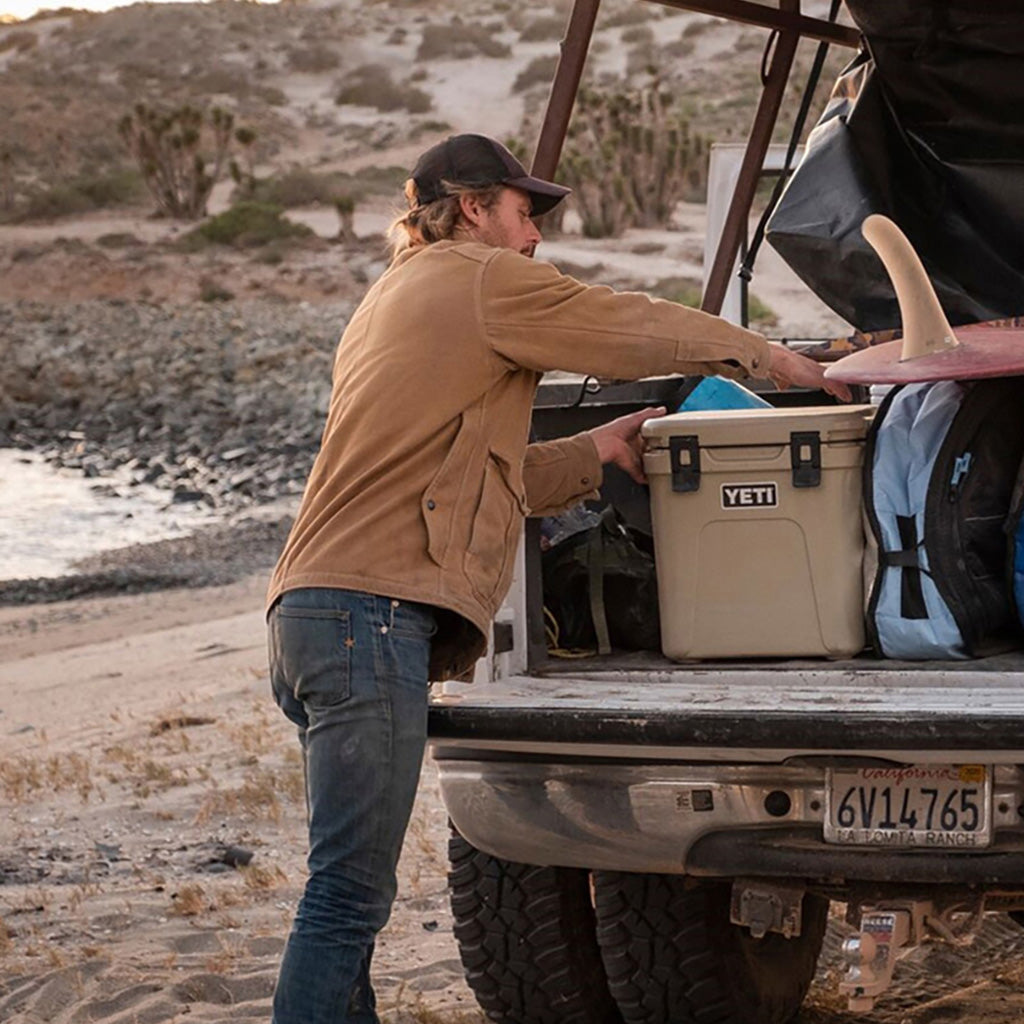 Roadie 24 Cooler i farven Tan set i omgivelser