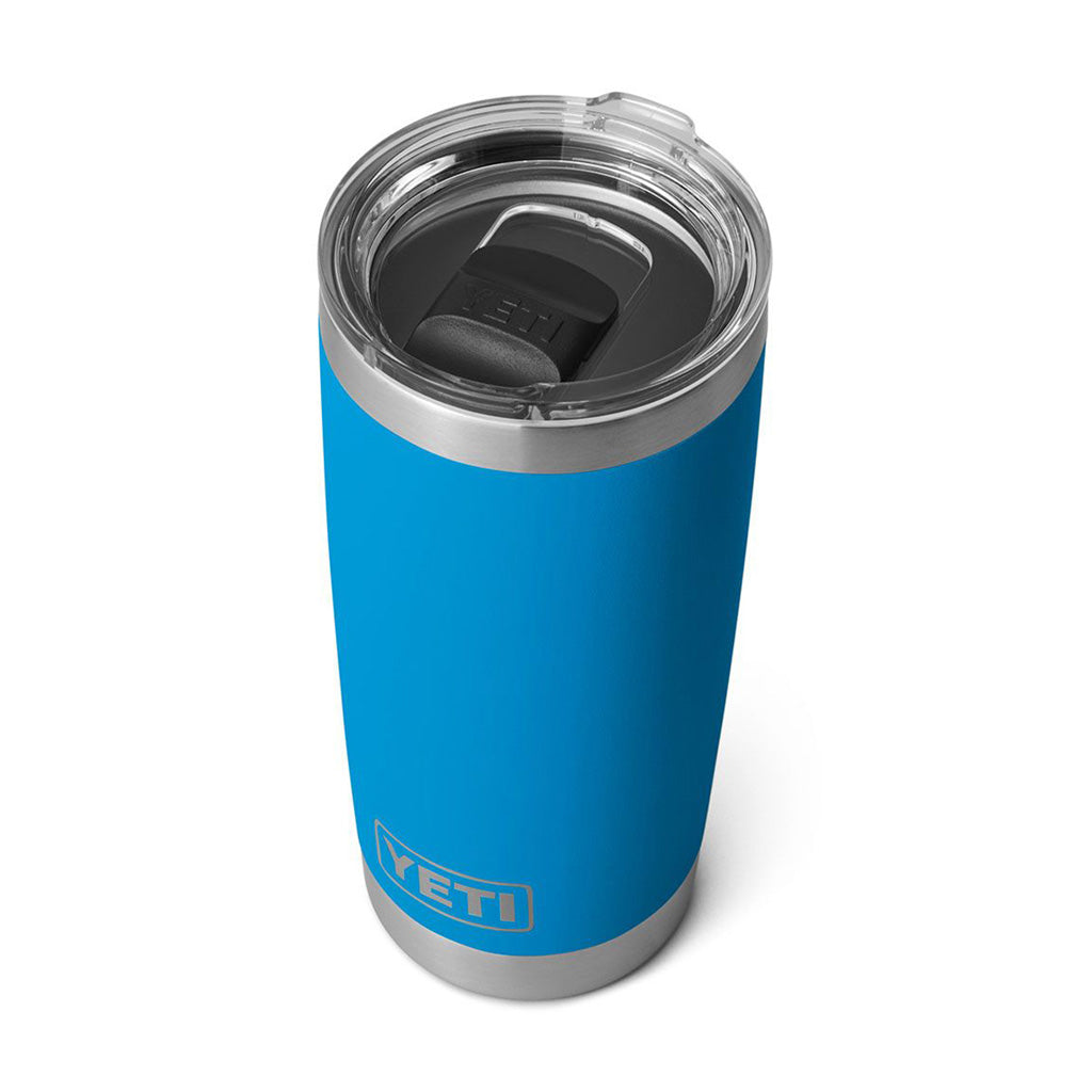 Rambler 20 Oz Tumbler  i farven Big Wave blå set fra en skrå vinkel