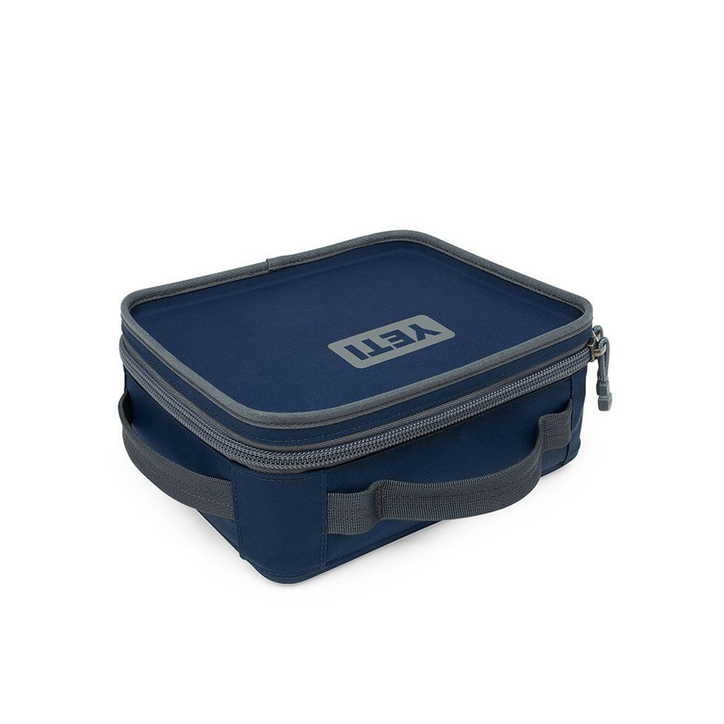 Daytrip Lunch Box  i farven Navy set fra en skrå vinkel